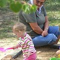 Z babcią w piaskownicy