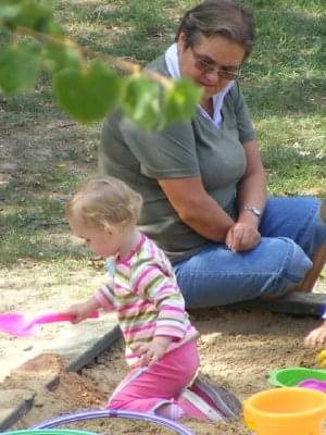 Z babcią w piaskownicy