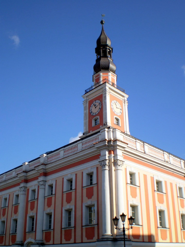 Ratusz w Lesznie - oglądany w obecnym kostiumie architektonicznym to budowla
barokowo-klasycystyczna, zaliczana do najpiękniejszych w Polsce.