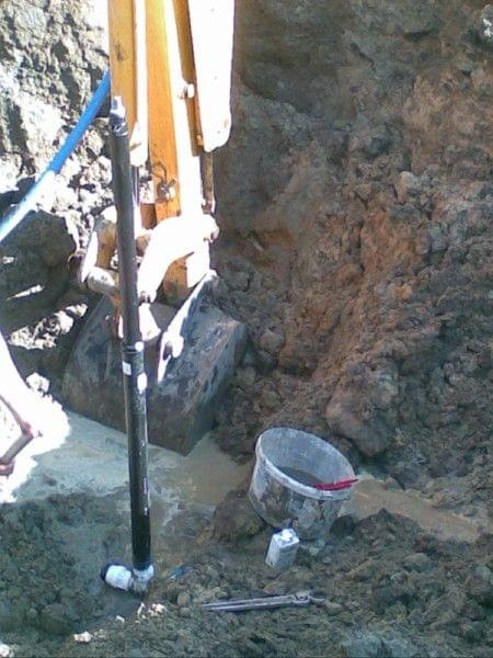 Kwiecień 2009 - wodociag odszukany - zakładanie nawiertki - ostatni krok - podłączenie mojego wodociagu #Kornelia #budowa