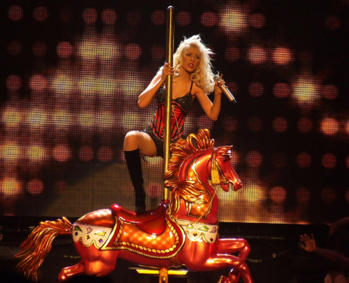 Christina Aguilera_wykonuje utwór " Dirrty ", promujący album Stripped.