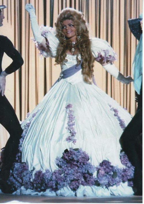 Violetta Villas w krynolinie od Diora_La Traviata_1968 r.