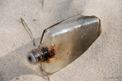ktoś zostawił buteleczkę chyba po olejku do opalania... #plaża #Ustka