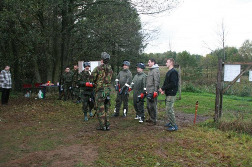 Niezapomniane wrażenia, adrenalina i emocje. To wszystko było dziełem i udziałem związkowców Sierpnia 80 z GZUGu na arenie paintballowej #WzzSierpień80 #gzug #paintball