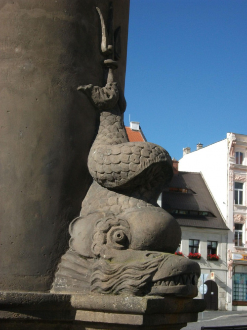 Delfin z fontanny w stylu empire... #Czechy