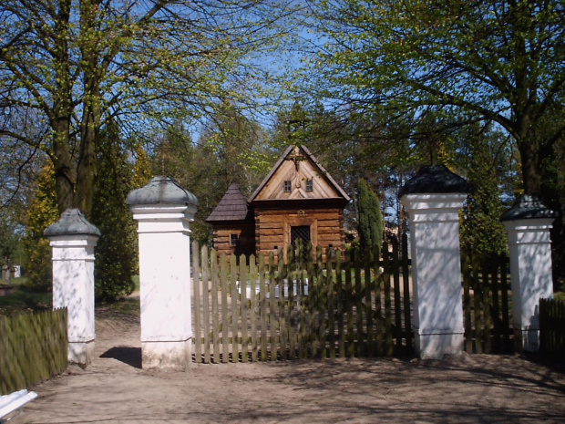 Muzeum Pierwszych Piastów na Lednicy. Skansen w Dziekanowicach, drewniany kościółek (Otłoczyn gm. Aleksandrów Kujawski) z 1765 r..