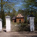 Muzeum Pierwszych Piastów na Lednicy. Skansen w Dziekanowicach, drewniany kościółek (Otłoczyn gm. Aleksandrów Kujawski) z 1765 r..