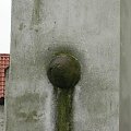 Lutynia kula armatnia w ścianie kościoła (płacząca)