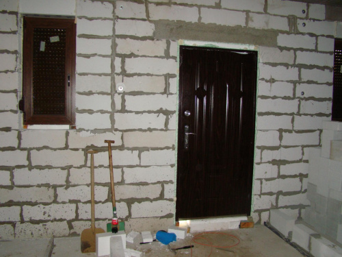 drzwi wyjściowe, widok z holu