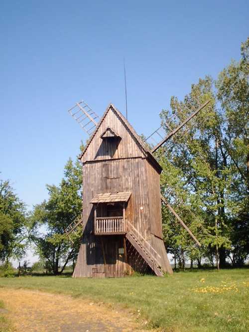 Muzeum Pierwszych Piastów na Lednicy, tzw Mały Skansen, wiatrak koźlak z 1585 r. - Gryżyny koło Kościana.