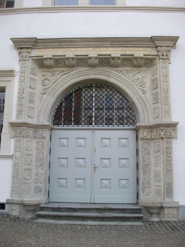 Lubański ratusz ma cztery portale-trzy są na zewnątrz budynku,natomiast jeden jest w środku,w siedzibie muzeum.
To jest drugi zewnętrzny portal :))