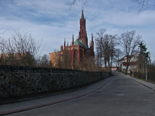 Lubański kościół św.Trójcy,fragment murów obronnych i odremontowana ulica :))