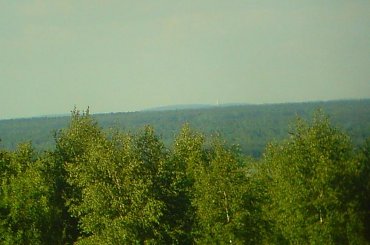 tajemnicza wieża oraz wzgórza w kierunku północno-wschodnim - chyba Wzniesienia Rawskie #WzniesieniaRawskie #wieża #GóraSławno