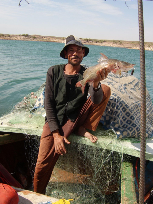 Nubijski rybak z polowem - jezioro Nasser - Egipt #ludzie #przyroda