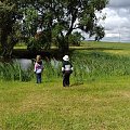 Jaś i Małgosia nad stawem:) #ludzie #dzieci #woda #natura #niebo