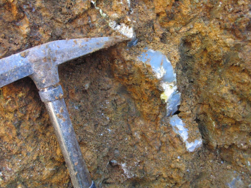 Szklary - mineralizacja chalcedonowa w zwietrzelinie serpentynitowej