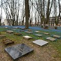 Nieczynny cmentarz w Giżycku #cmentarz #tablice #nagrobki #cebulice #park