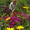 #dziecko #ogród #kwiaty #natura