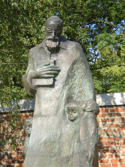 Pomnik błogosławionego Edmunda Bojanowskiego przed bazyliką na Świętej Górze .