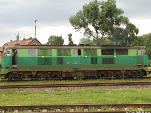 SU45-170 + SM42-710 ze składem towarowym na stacji Brodnica #SU45 #SM42 #PKP #Kolej #Pociąg #Brodnica #towarowy #wagon #lokomotywa