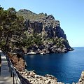 Sa Calobra - urokliwe miejsce, oczy się cieszą widząc te widoki, skały, morze, jachty, naprawdę warto tam pojechać :) #Majorka #SaCalobra