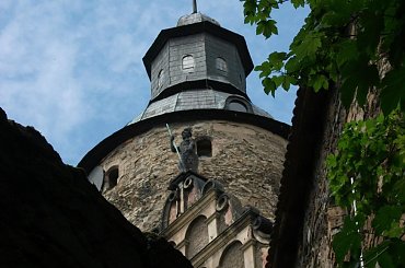 Wieża zamkowa widziana od dołu i zza murów zamkowych :) #ZamekCzocha