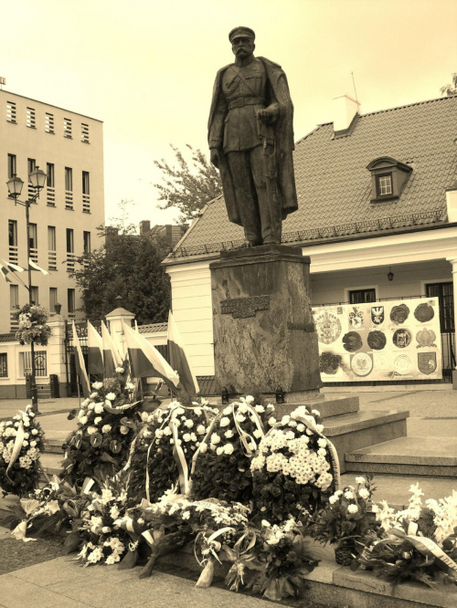 Pomnik Marszałka Piłsudskiego w Białymstoku w nowym ,godniejszym miejscu. W tle Centrum Astoria (PSS Białystok) oraz Archiwum Państwowe. Pomnik znajduje się na Placu Miejskim w sąsiedztwie Katedry pw. Wniebowzięcia NMP - Fary. #białystok
