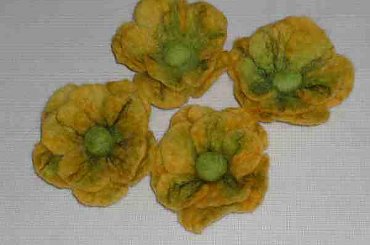 Filcowe kwiatki do dekoracji zasłon, poduszeczek, jako broszki. #filc #filcowanki