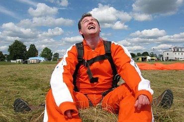 Po tandemowym skoku spadochronowym (www.tandemy.pl) #SkokiSpadochronowe #spadochroniarstwo #przasnysz #KlubSpadochronowyAtmosfera #spadochroniarze #SkokZeSpadochronem #SkokNaSpadochronie #adrenalina #SportyEkstremalne #SkokiTandemowe #SkokiWTandemie