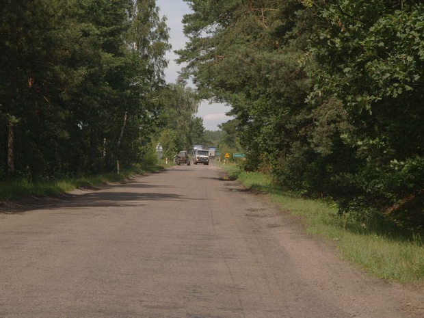 Ciasno. Ale przepisy dopuszczają tu maksymalną prędkość do 90km/h, zaś na 2 jezdniowej, 3 pasmowej "autostradzie" w mieście to już tylko 50km/h, zaś w porywach do 80km/h(Warszawa)