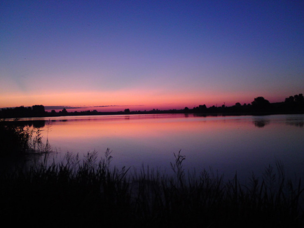 Wschód słońca nad jeziorem Mełno.
