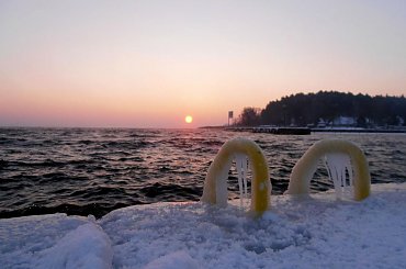 Zimowo w porcie o wschodzie słońca. #zima #śnieg #mróz #szron #lód