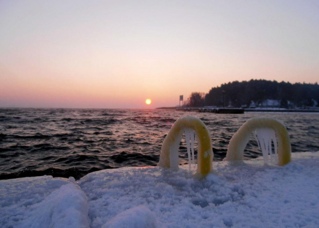 Zimowo w porcie o wschodzie słońca. #zima #śnieg #mróz #szron #lód