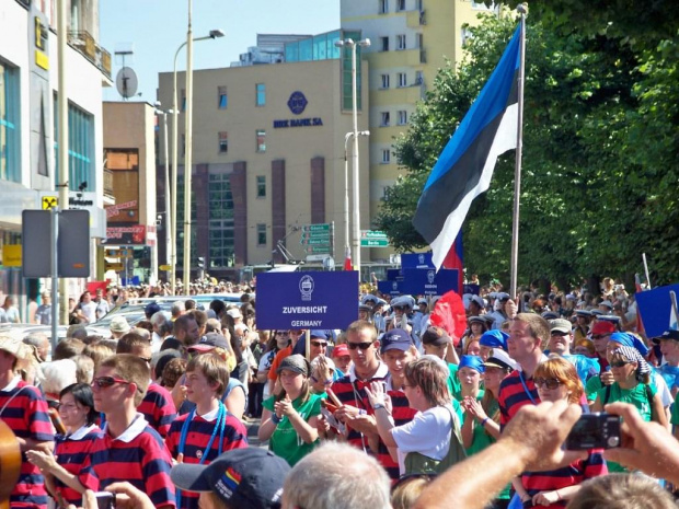 Parada załóg-w pasiastych koszulkach polski "Dar Szczecina". #ImprezyPlenerowe #zloty