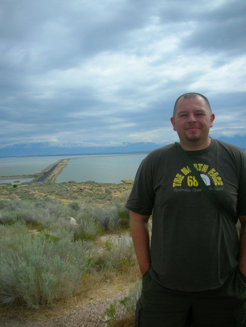 Remi i grobla laczaca Salt Lake City z Antelope Island Park.