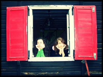 czerwone okiennice.
modelki: Bela & Alice