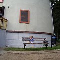 Samotny Kamilek pod latarnią w Rozewiu. No może nie taki samotny, bo z ukochanym płaszczykiem przeciwdeszczowym:D