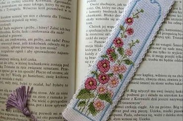 Zakładka do książki z motywem malwy wykonana haftem krzyżykowym. #HaftKrzyżykowy #rękodzieło #ZakładkaDoKsiążki
