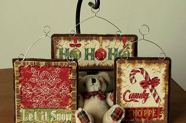 Ozdobne zawieszki wykonane technika haftu krzyżykowego. #BożeNarodzenie #haft #ozdoby #rękodzieło #święta #zawieszki