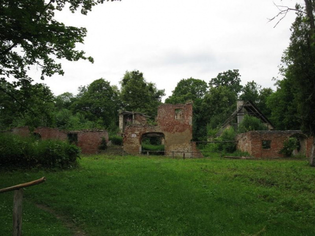 Gładysze (warmińsko-mazurskie) - stajnia i wozownia