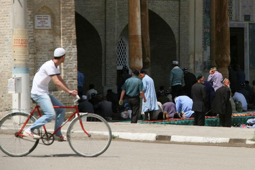 Piątek przed meczetem #uzbekistan #ludzie