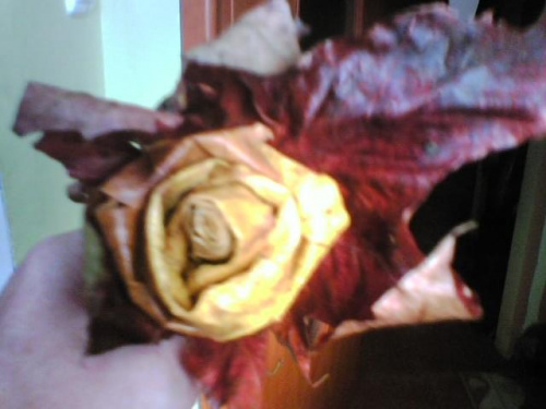 To jest róża z liscia klonu którą sama zrobiłam