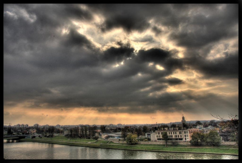 Widok z "Wawelu" na drugą strone Wisły #Chmury #Kraków #Wisła