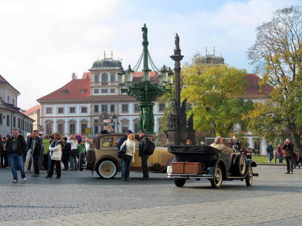 obrazki z Pragi- Plac Hradczański i Pałac Toskański (w głębi) #Praga #zwiedzanie