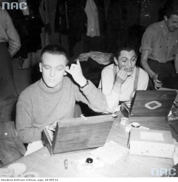 Wojskowa czołówka teatralna " Lwowska Fala " - program pt. " Trzymaj fason ". Aktorzy malują się w garderobie przed występem. Edynburg_02.10.1945 r.