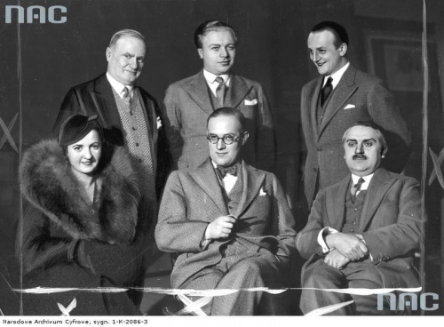 Harry Jankins ( siedzi w środku ) i dyrektor Teatru Emil Chaberski ( siedzi 1. z prawej ), wśród aktorów grających w sztuce: Jadwiga Smosarska, Wincenty Rapacki, Jan Kurnakowicz, Tadeusz Wesołowski. Warszawa_12.1932 r.