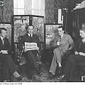 Igo Sym ( 2. z lewej ) podczas wizyty w redakcji IKC, widoczni: Zbigniew Grabowski ( 1. z lewej ), Juliusz Leo ( 2. z prawej ), Klemens Kęplicz ( 1. z prawej ). Kraków_1932 r.