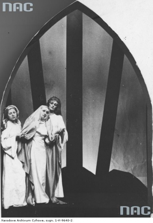 Przedstawienie " Golgota " Rosłana w Teatrze Miejskim im. Wojciecha Bogsławskiego w Kaliszu. Widoczne od lewej: Stefania Gintel, Halina Gall, Janina Gozdecka_1937 r.