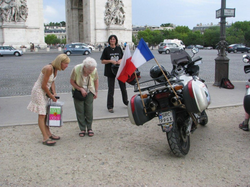 Paris - Arc de Triomphe - ta starsza pani powiedziała że jest brytyjką i że oni też walczyli