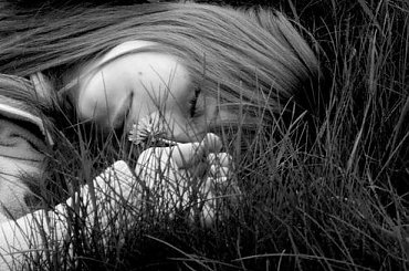 Mały śpioch :)) #śpioch #trawa #leń #śpi #kwiatuszek